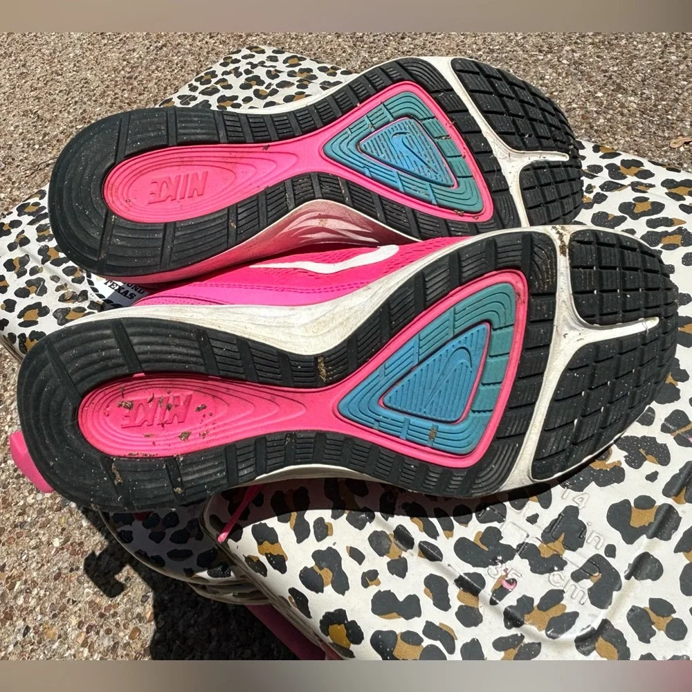 Nike women’s hot pink tennis shoe - Picture 2 of 3